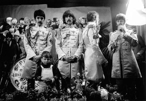 11_mejores_portadas_the_beatles_The Beatles - Sgt. Peppers set (The Beatles)